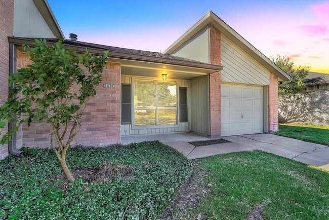 1014 Woodbridge Ave in Pearland, TX - Building Photo - Building Photo