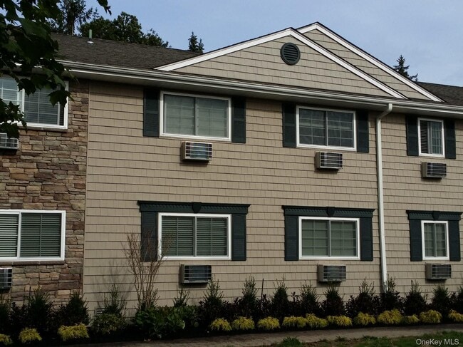 331 Brook Ave in Bay Shore, NY - Building Photo - Building Photo