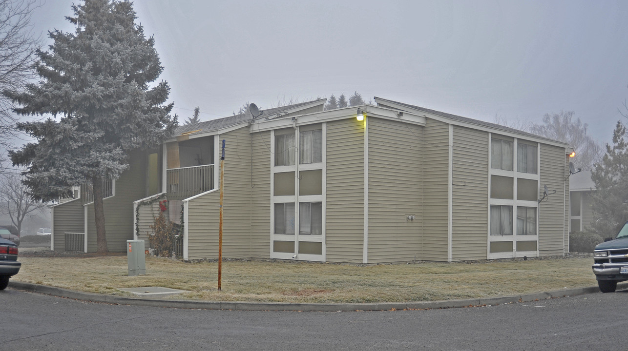 4500 W Nob Hill Blvd in Yakima, WA - Building Photo