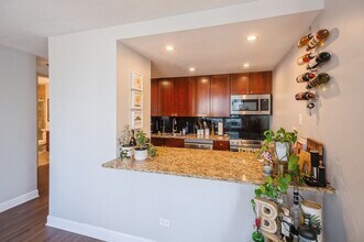 30 E Huron St, Unit 2104 in Chicago, IL - Building Photo - Building Photo