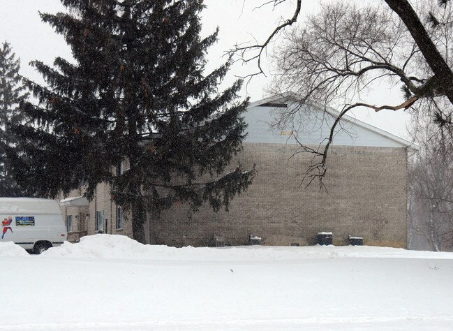 Chelmsley Court Apartments in Toledo, OH - Building Photo - Building Photo