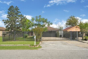 9208 Carousel Ln in Houston, TX - Building Photo