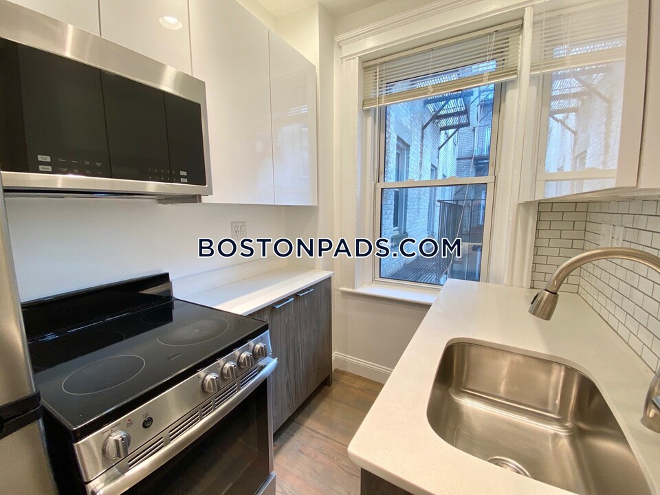 111 Park Dr in Boston, MA - Building Photo