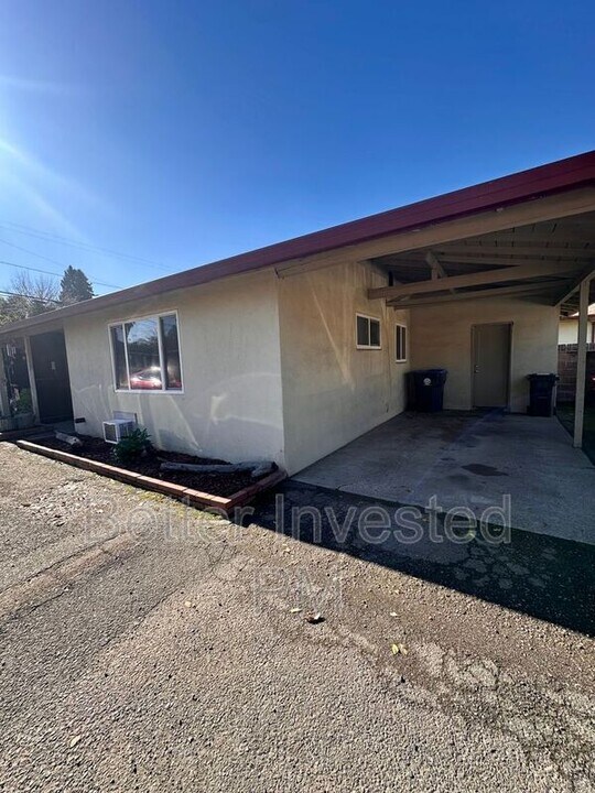 216 Ford St in Ukiah, CA - Building Photo