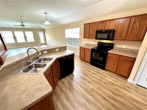 221 Creekwood Dr in Princeton, TX - Building Photo - Building Photo
