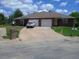221 Fox Run Pl in Lowell, AR - Building Photo