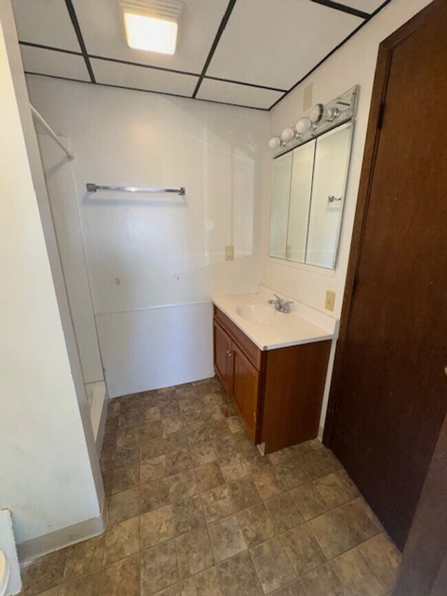 124 N Broadway St-Unit -205 in Canton, SD - Building Photo - Building Photo