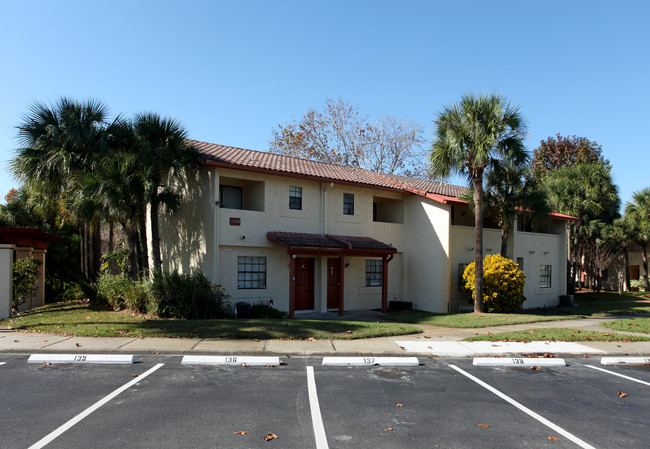 10200 Turkey Lake Rd in Orlando, FL - Building Photo - Building Photo