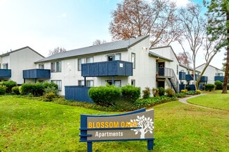 Blossom Oaks Apartments in San Jose, CA - Foto de edificio - Building Photo