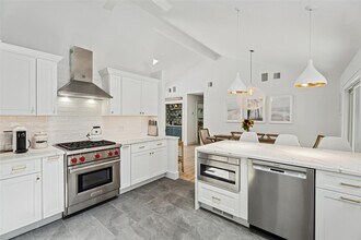 42 Oak St in Westhampton Beach, NY - Building Photo - Building Photo