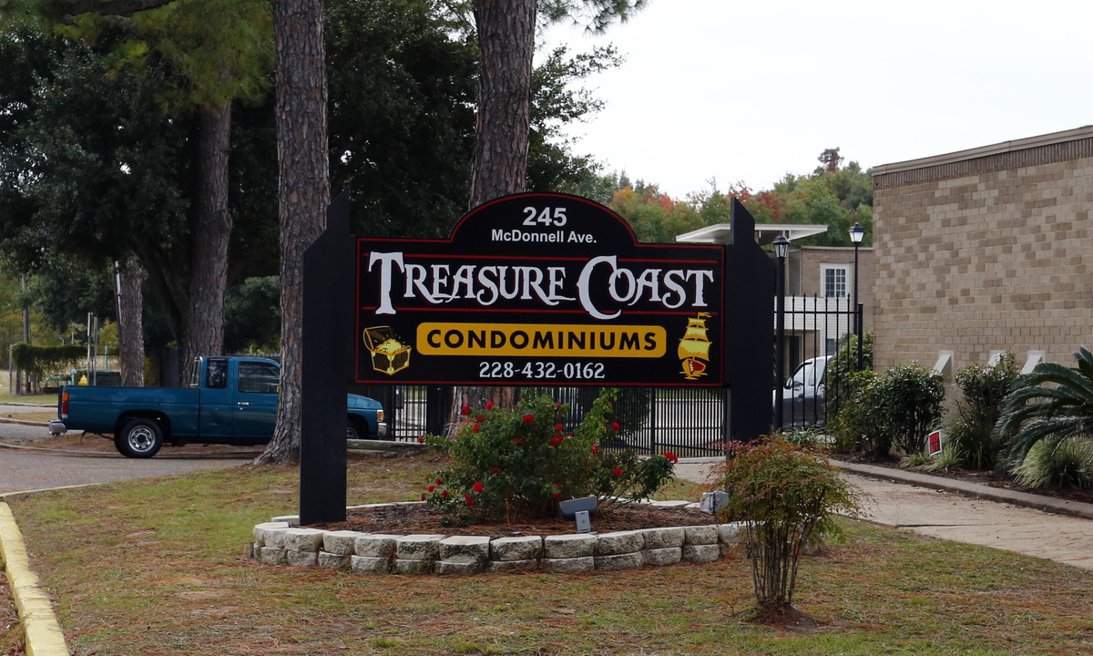 Treasure Coast Condos in Biloxi, MS - Foto de edificio