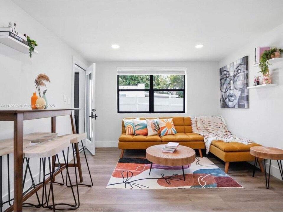 584 NW 30th St in Miami, FL - Building Photo
