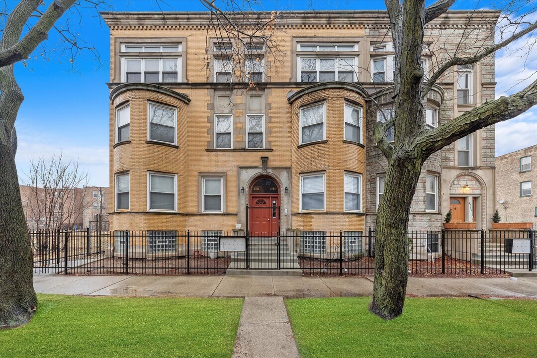 4734 S St Lawrence Ave in Chicago, IL - Building Photo