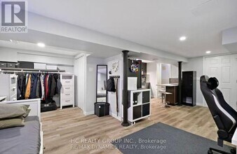 1200 Kingsholm Dr in Mississauga, ON - Building Photo - Building Photo