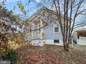 1572 Huddell Ave in Linwood, PA - Foto de edificio - Building Photo