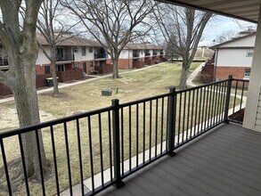 223 Washington Square in Elk Grove Village, IL - Building Photo - Building Photo