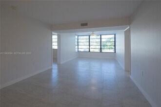 1717 Whitehall Dr in Davie, FL - Foto de edificio - Building Photo
