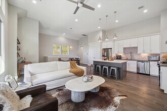 9414 Campbell Rd in Houston, TX - Foto de edificio - Building Photo