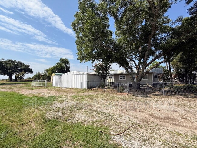 106 Private Rd 3210 in Runaway Bay, TX - Building Photo - Building Photo