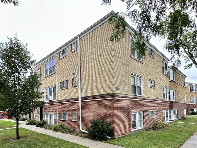 property at 6725 N California Ave