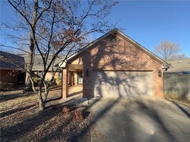 2368 E Kantz Ln S in Fayetteville, AR - Building Photo