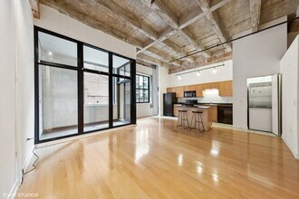 20 N State St, Unit 507 in Chicago, IL - Building Photo - Building Photo