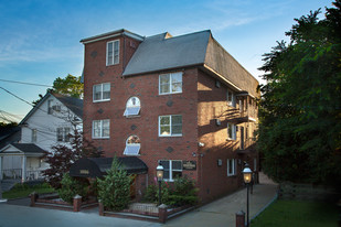 Fairfield Townhouse At Woodmere Apartments