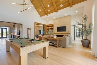 The Howard Apartments in Manor, TX - Foto de edificio - Building Photo