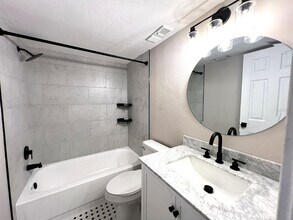 5212 Lake Village Dr in Sarasota, FL - Building Photo - Building Photo