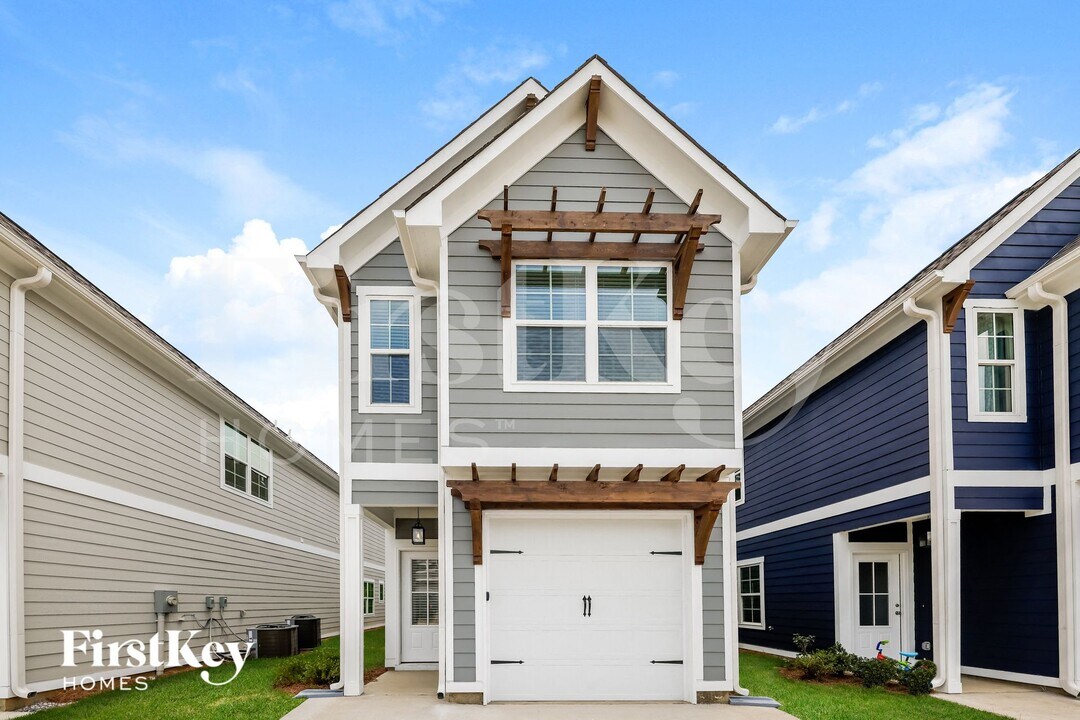 211 Creek Run Way in Calera, AL - Foto de edificio