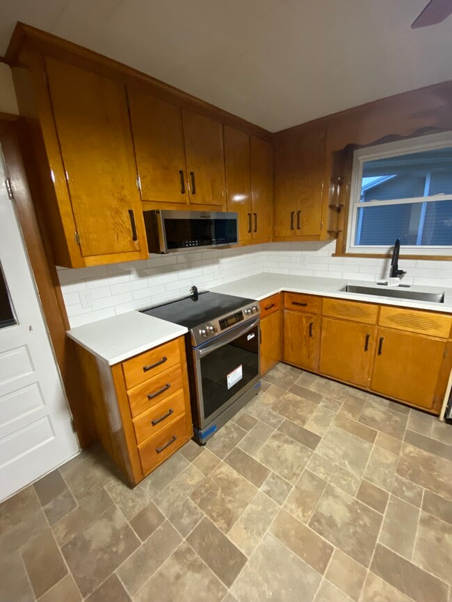 99 Lyons St, Unit Lyons St in Springfield, MA - Foto de edificio - Building Photo