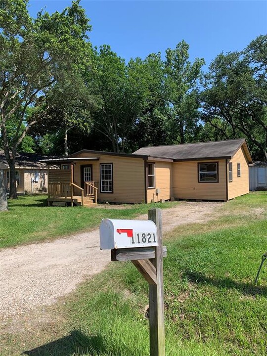 11821 13th St in Santa Fe, TX - Building Photo