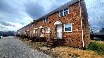 1518 W Clara Dr in Petersburg, VA - Building Photo