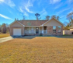 942 Gulfstream Rd in Hinesville, GA - Building Photo