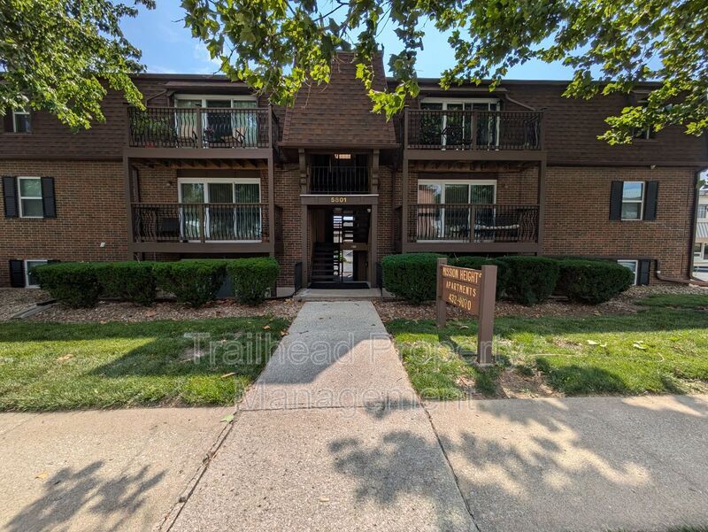5801 Woodson Dr in Mission, KS - Building Photo