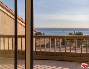 23916 De Ville Way in Malibu, CA - Foto de edificio - Building Photo