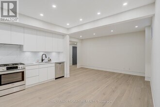 27 Scotland Rd in Toronto, ON - Building Photo - Building Photo