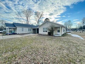 1361 Davis St in Conway, AR - Building Photo