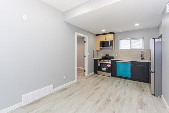 11547 St Albert Trail NW in Edmonton, AB - Building Photo - Building Photo