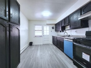 61-33-61165 165th St in Queens, NY - Foto de edificio - Building Photo
