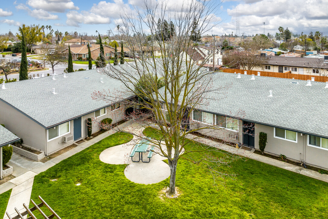 Parkwood Square Apartments in Sacramento, CA - Building Photo