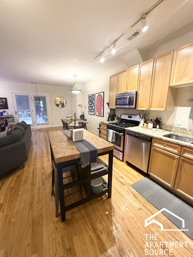 3349 N Clark St, Unit 1NW in Chicago, IL - Building Photo - Building Photo