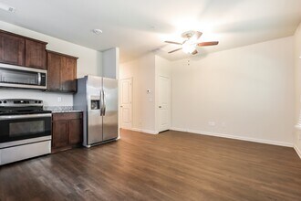 201 Highwood Ln in East Point, GA - Building Photo - Building Photo