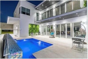 6767 NW 103rd Pl in Doral, FL - Building Photo