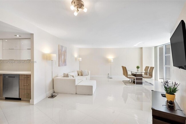 600 Parkview Dr, Unit 412 in Hallandale Beach, FL - Building Photo - Building Photo