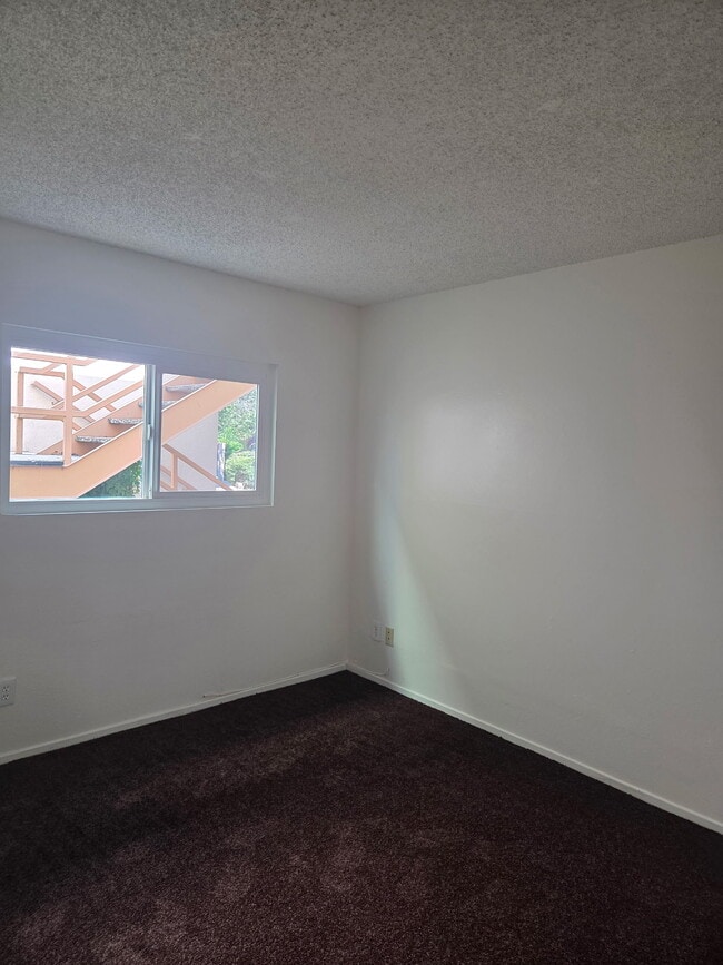 1341 W Avenue J4, Unit 102 in Lancaster, CA - Foto de edificio - Building Photo
