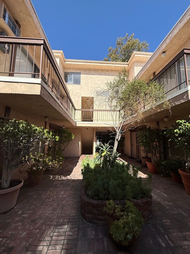 1865 Greenfield Ave, Unit 105 in Los Angeles, CA - Building Photo - Building Photo