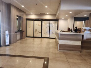 3701 N Country Club Dr in Aventura, FL - Building Photo - Building Photo