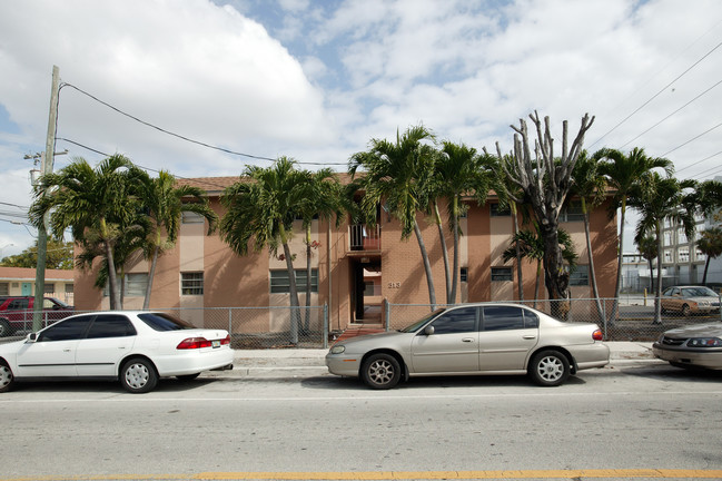 313 W 10th St in Hialeah, FL - Foto de edificio - Building Photo