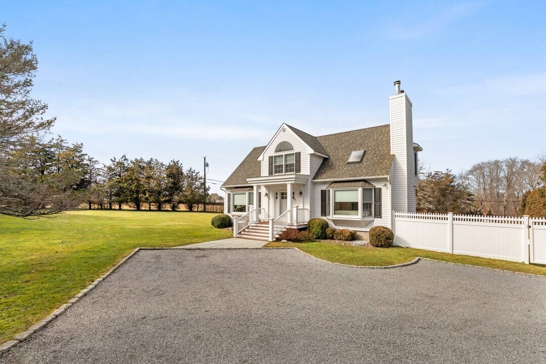 5 Lower 7 Ponds Rd in Water Mill, NY - Building Photo